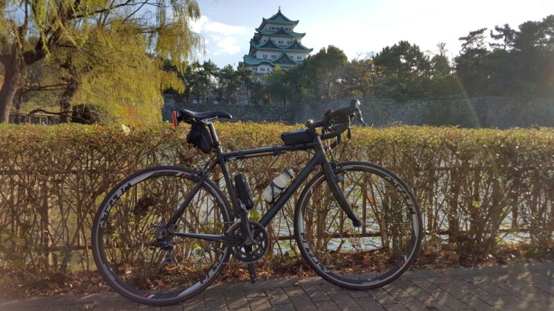 名古屋城天守閣とロードバイク