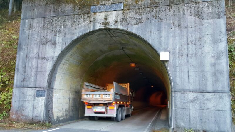 上大須ダムに向かうトンネル