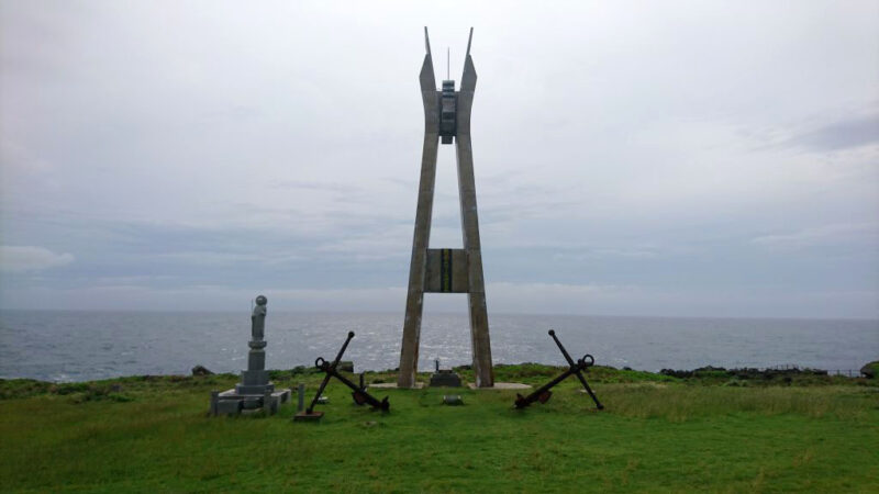 犬田布岬の慰霊塔