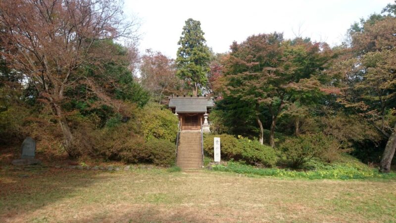 滝山城の霞神社