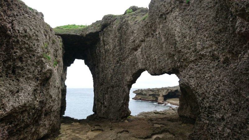 徳之島のメガネ岩